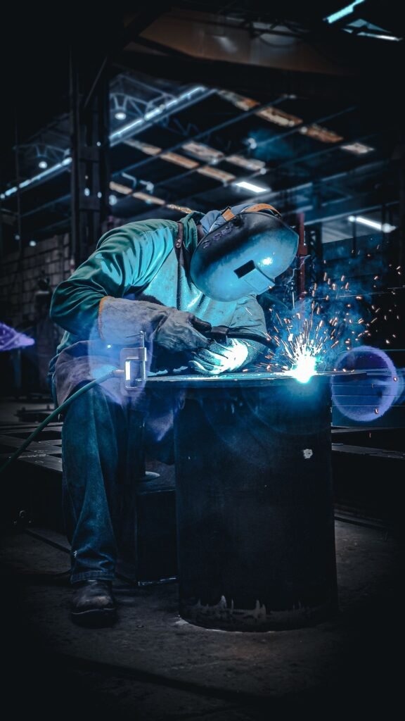 Soldador con careta trabajando en un taller