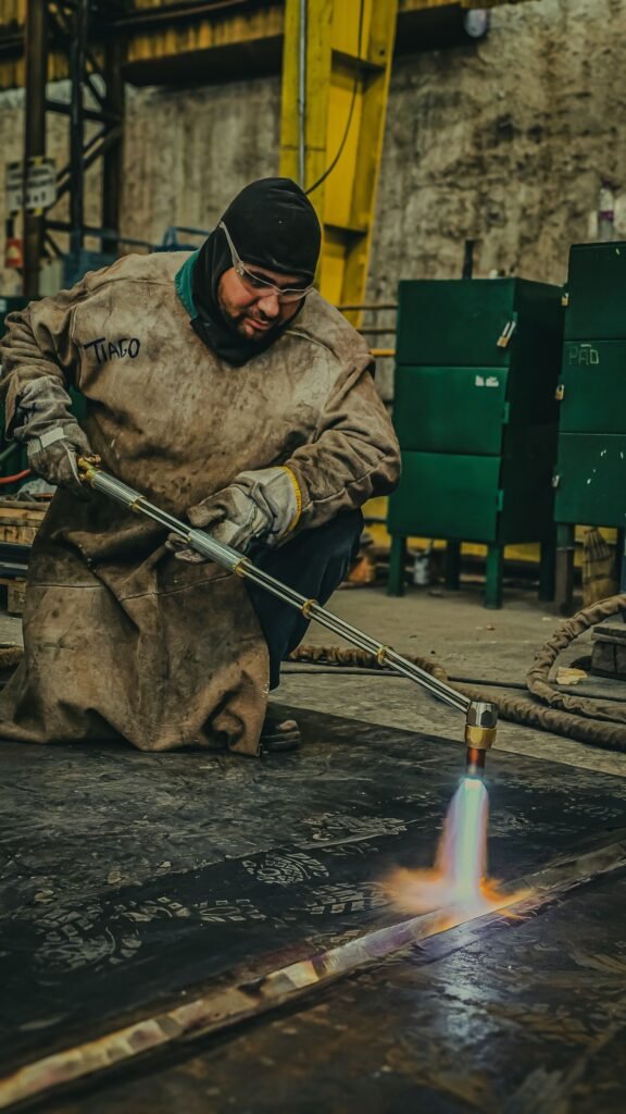 Trabajador cortando acero con soplete de oxicorte