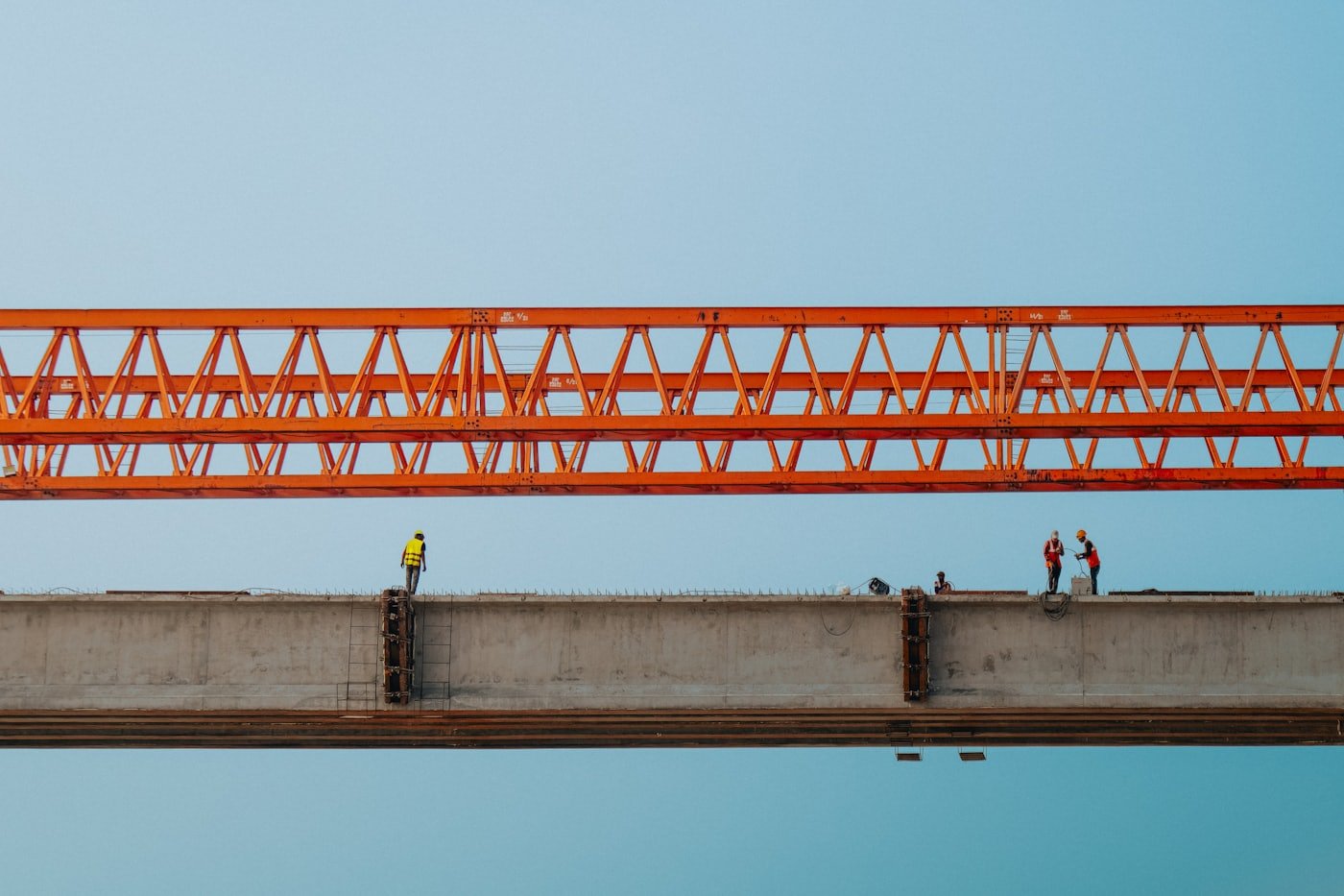 Trabajadores en obra con estructura de acero